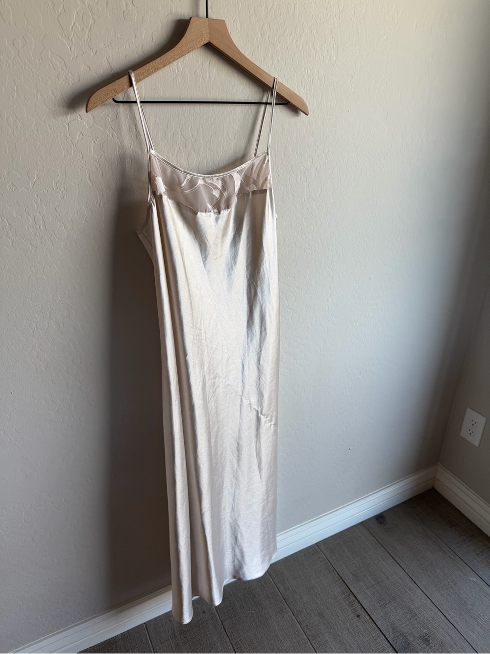 Natori Women’s Champagne Satin Nightgown Slip Dress Glam Lounge Romantic Sexy - Picture 4 of 5